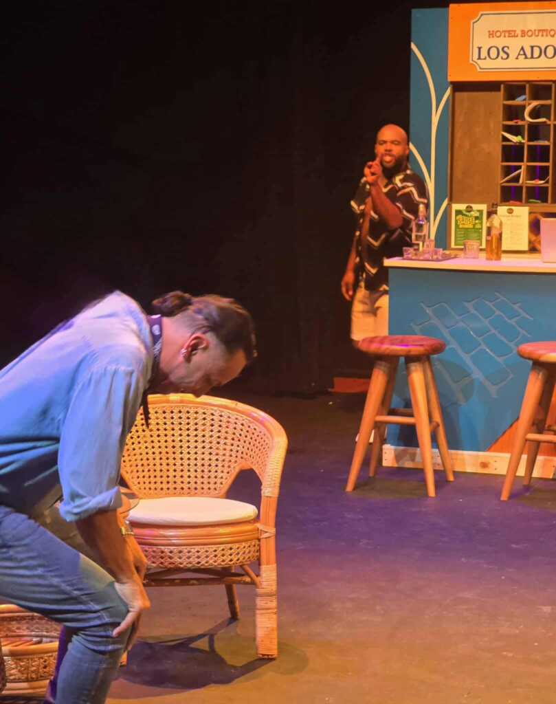 “Un tiro por la culata”: comedia, pólvora y verdad – Pride Society Magazine